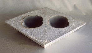 Kvadrat med tvillingdjup, håndformet pressmodellert steingodsleire. Mål: 10 x 47 cm